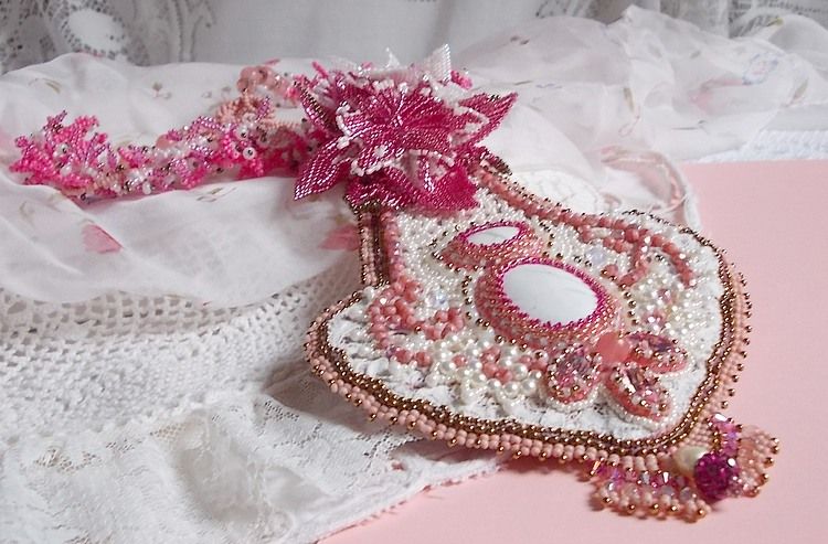 Colar de lírios cor-de-rosa com gema de Howlite branca, contas de sementes, rendas e várias contas estilo Haute-Couture