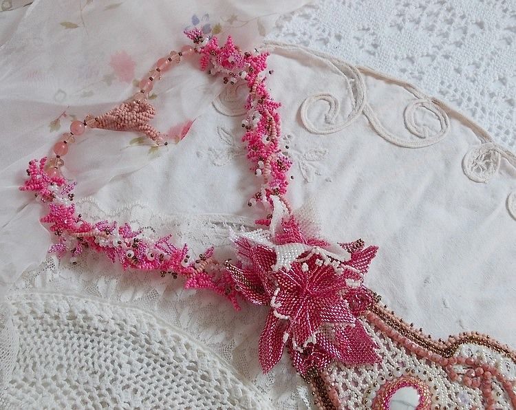 Colar de lírios cor-de-rosa com gema de Howlite branca, contas de sementes, rendas e várias contas estilo Haute-Couture