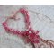 Colar de lírios cor-de-rosa com gema de Howlite branca, contas de sementes, rendas e várias contas estilo Haute-Couture