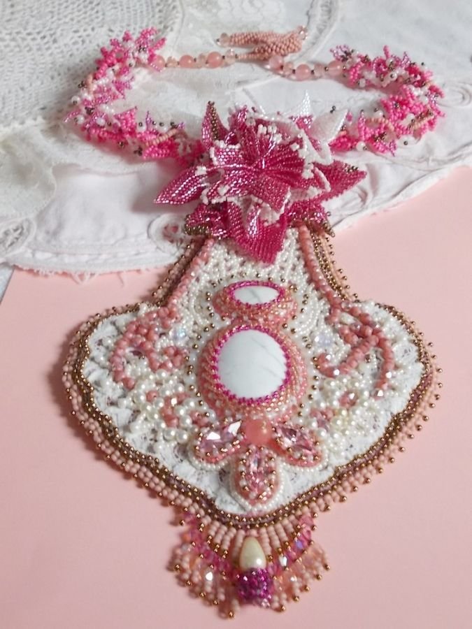 Colar de lírios cor-de-rosa com gema de Howlite branca, contas de sementes, rendas e várias contas estilo Haute-Couture