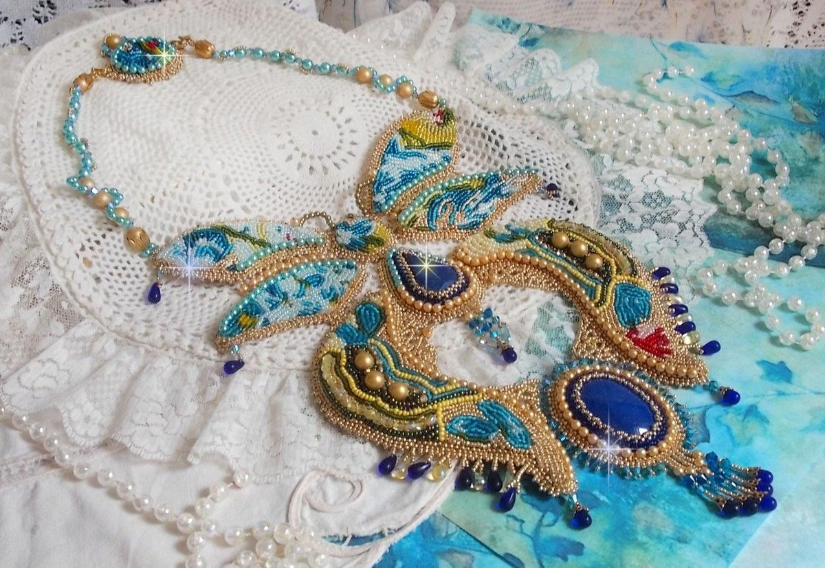 Colar Haute-Couture Blue Gold Butterfly Colar bordado com pedras preciosas, cristais, contas de vidro e contas de sementes