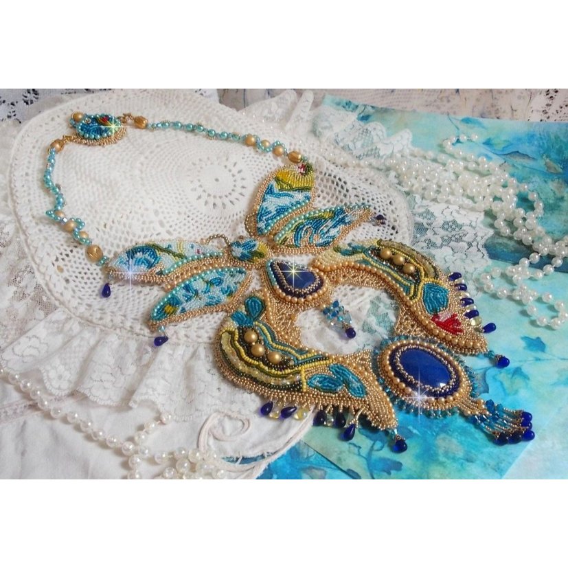 Colar Haute-Couture Blue Gold Butterfly Colar bordado com pedras preciosas, cristais, contas de vidro e contas de sementes