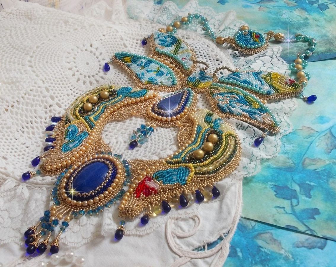 Colar Haute-Couture Blue Gold Butterfly Colar bordado com pedras preciosas, cristais, contas de vidro e contas de sementes