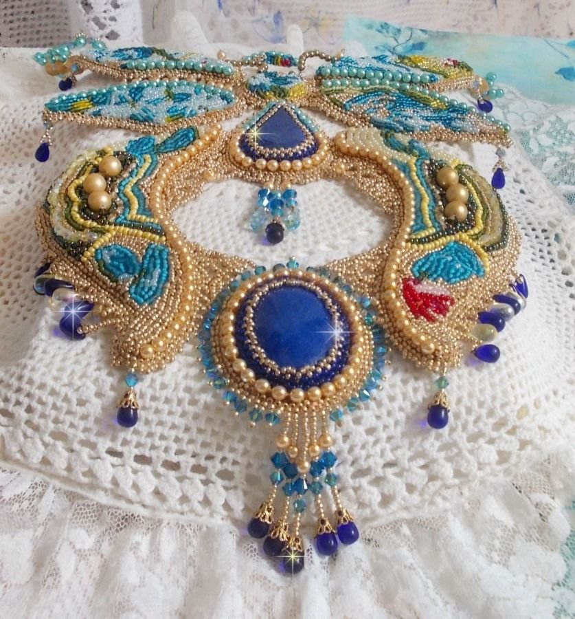 Colar Haute-Couture Blue Gold Butterfly Colar bordado com pedras preciosas, cristais, contas de vidro e contas de sementes