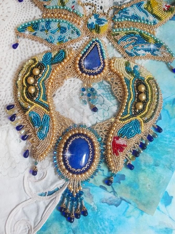 Colar Haute-Couture Blue Gold Butterfly Colar bordado com pedras preciosas, cristais, contas de vidro e contas de sementes