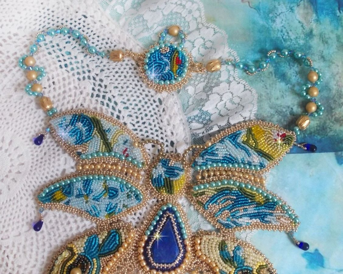 Colar Haute-Couture Blue Gold Butterfly Colar bordado com pedras preciosas, cristais, contas de vidro e contas de sementes