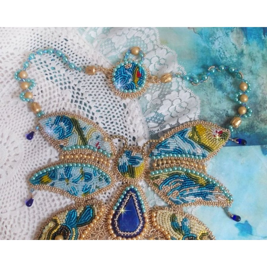 Colar Haute-Couture Blue Gold Butterfly Colar bordado com pedras preciosas, cristais, contas de vidro e contas de sementes