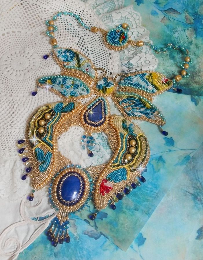 Colar Haute-Couture Blue Gold Butterfly Colar bordado com pedras preciosas, cristais, contas de vidro e contas de sementes