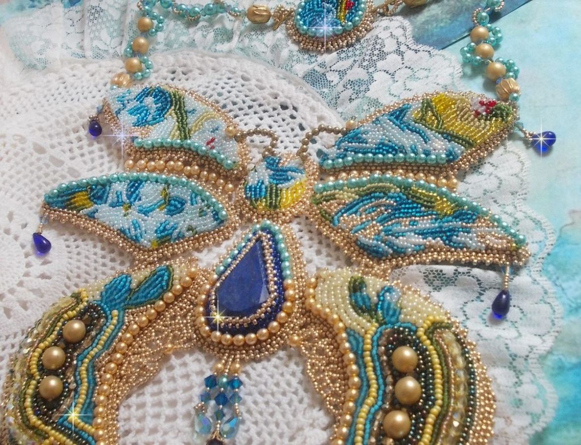 Colar Haute-Couture Blue Gold Butterfly Colar bordado com pedras preciosas, cristais, contas de vidro e contas de sementes
