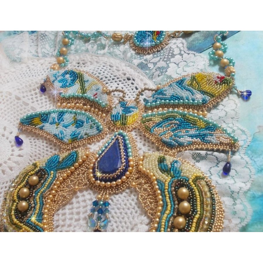 Colar Haute-Couture Blue Gold Butterfly Colar bordado com pedras preciosas, cristais, contas de vidro e contas de sementes