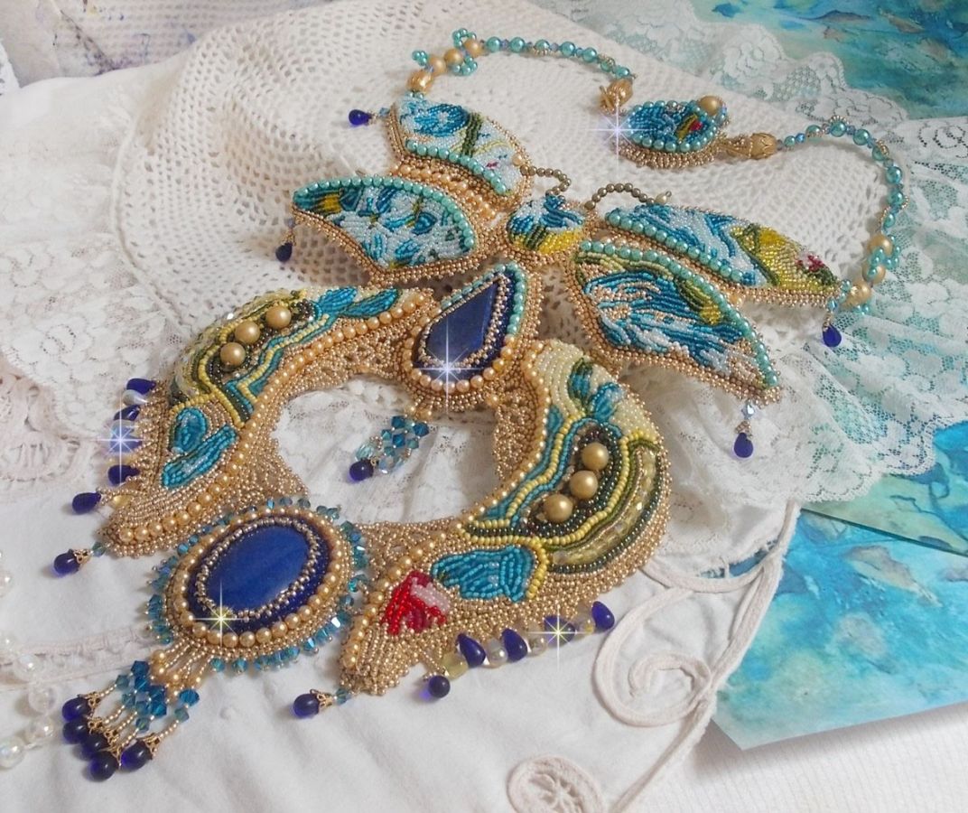 Colar Haute-Couture Blue Gold Butterfly Colar bordado com pedras preciosas, cristais, contas de vidro e contas de sementes