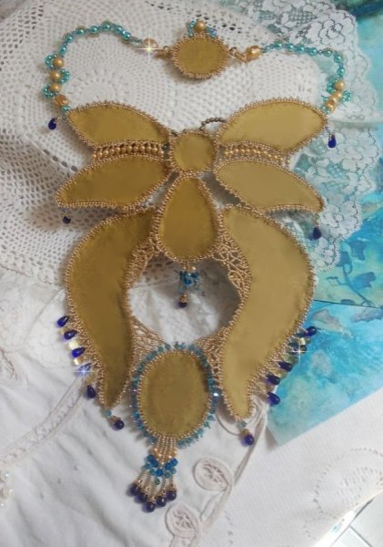 Colar Haute-Couture Blue Gold Butterfly Colar bordado com pedras preciosas, cristais, contas de vidro e contas de sementes