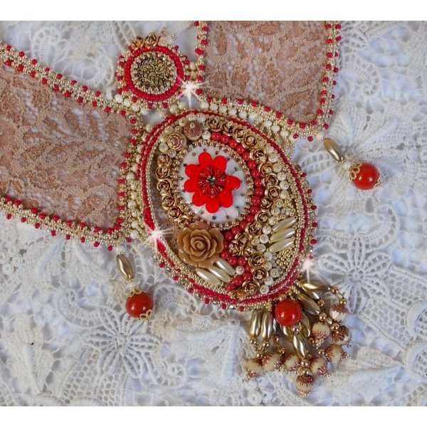 Colar renascentista com contas de ouro e sementes vermelhas