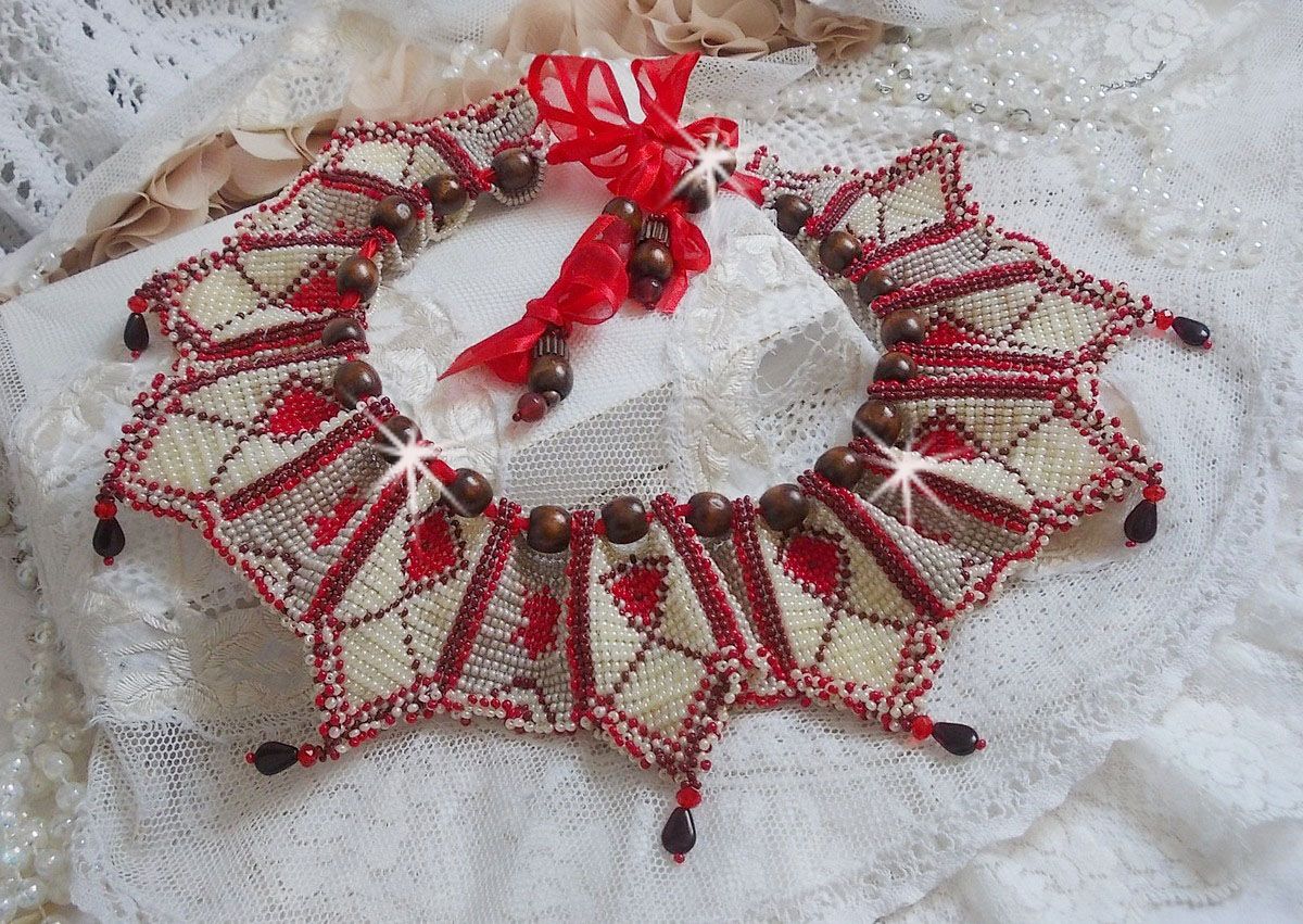 Colar babete romano, bordado com contas de Bordeaux, marfim e vermelho, pétalas de pétalas planas e contas de madeira.