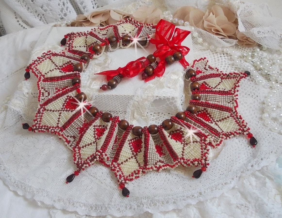 Colar babete romano, bordado com contas de Bordeaux, marfim e vermelho, pétalas de pétalas planas e contas de madeira.