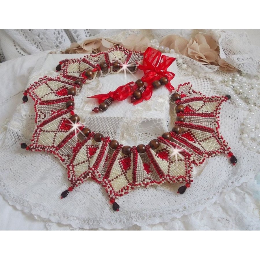 Colar babete romano, bordado com contas de Bordeaux, marfim e vermelho, pétalas de pétalas planas e contas de madeira.
