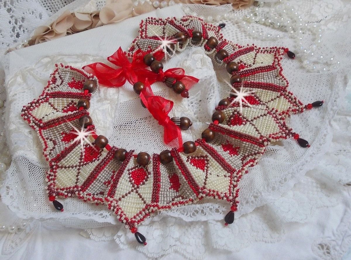Colar babete romano, bordado com contas de Bordeaux, marfim e vermelho, pétalas de pétalas planas e contas de madeira.