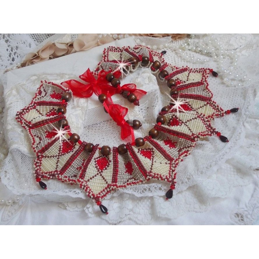 Colar babete romano, bordado com contas de Bordeaux, marfim e vermelho, pétalas de pétalas planas e contas de madeira.