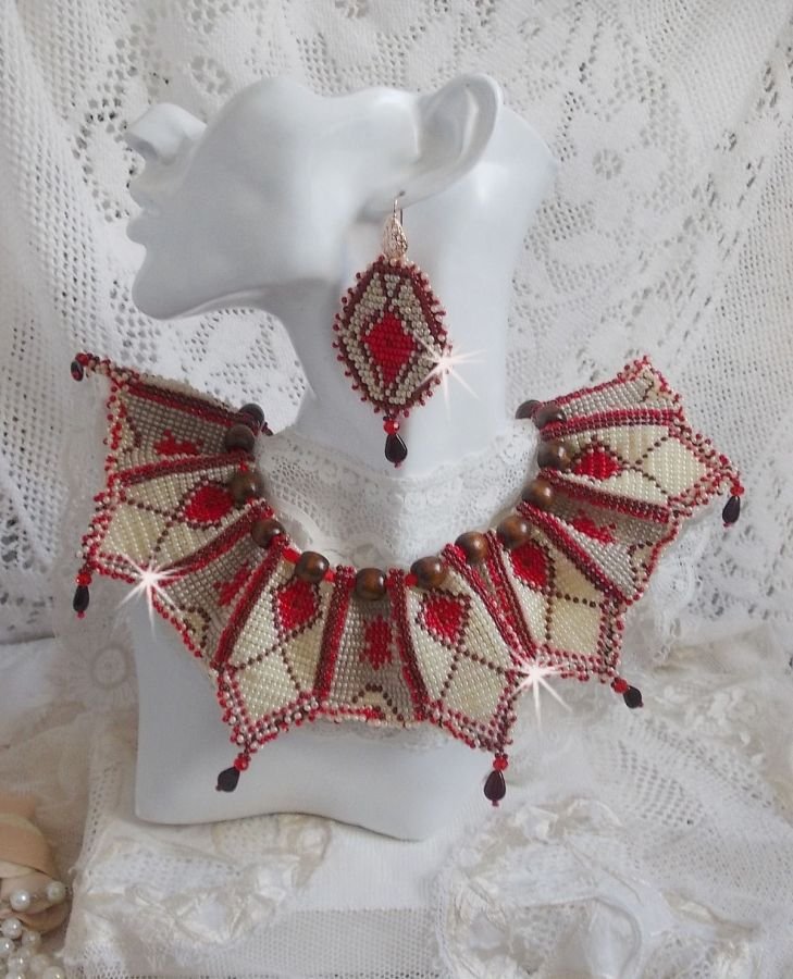 Colar babete romano, bordado com contas de Bordeaux, marfim e vermelho, pétalas de pétalas planas e contas de madeira.