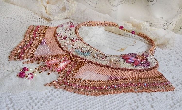 Colar Rosa Eterna bordado com pedras semi-preciosas e cheio de contas de várias qualidades