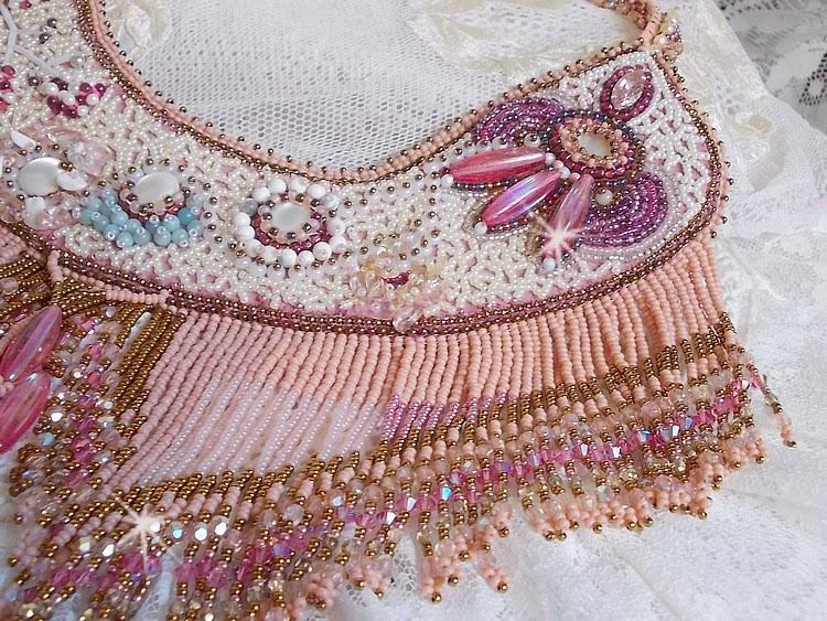 Colar Rosa Eterna bordado com pedras semi-preciosas e cheio de contas de várias qualidades
