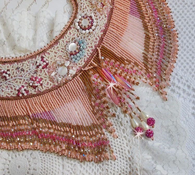 Colar Rosa Eterna bordado com pedras semi-preciosas e cheio de contas de várias qualidades