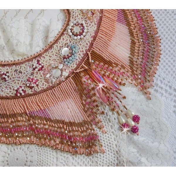 Colar Rosa Eterna bordado com pedras semi-preciosas e cheio de contas de várias qualidades