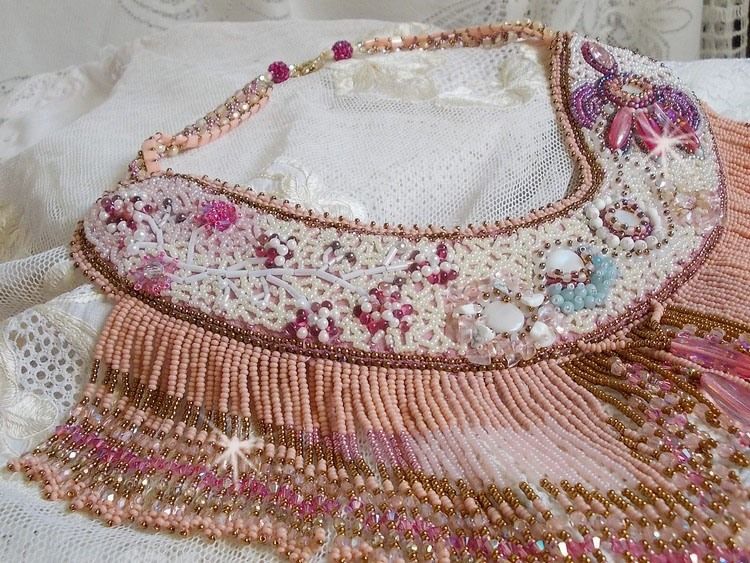 Colar Rosa Eterna bordado com pedras semi-preciosas e cheio de contas de várias qualidades