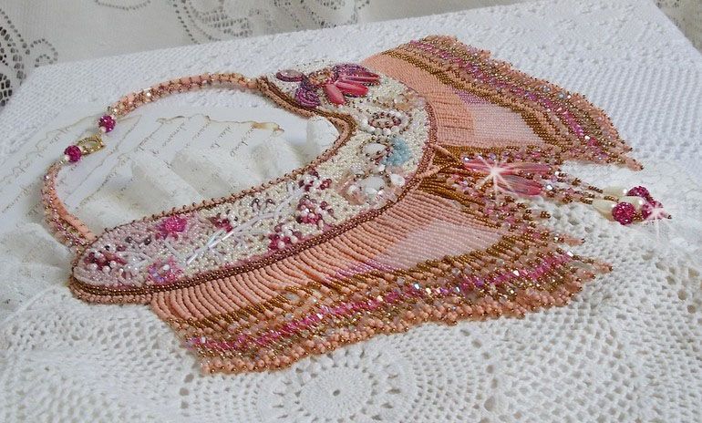 Colar Rosa Eterna bordado com pedras semi-preciosas e cheio de contas de várias qualidades