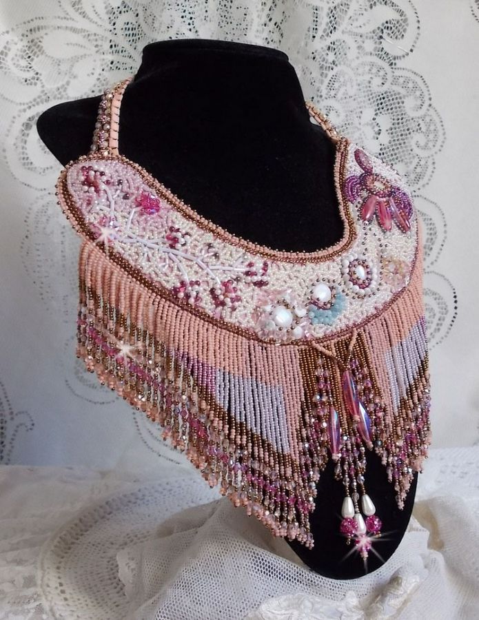 Colar Rosa Eterna bordado com pedras semi-preciosas e cheio de contas de várias qualidades