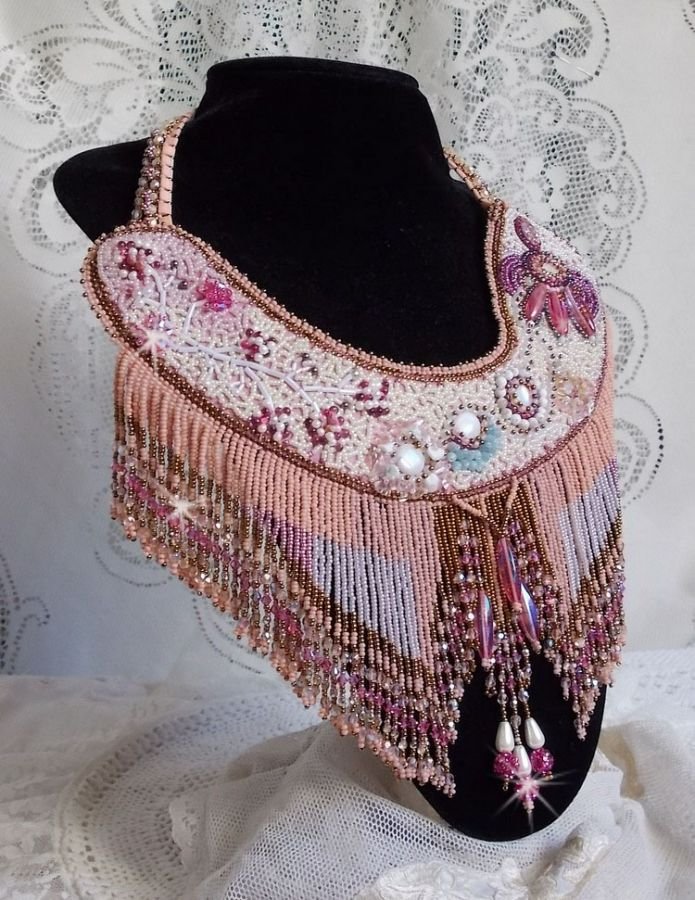 Colar Rosa Eterna bordado com pedras semi-preciosas e cheio de contas de várias qualidades
