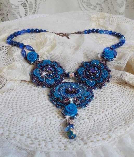 Colar Royal Blue Roses com cristais Swarovski e missangas de sementes