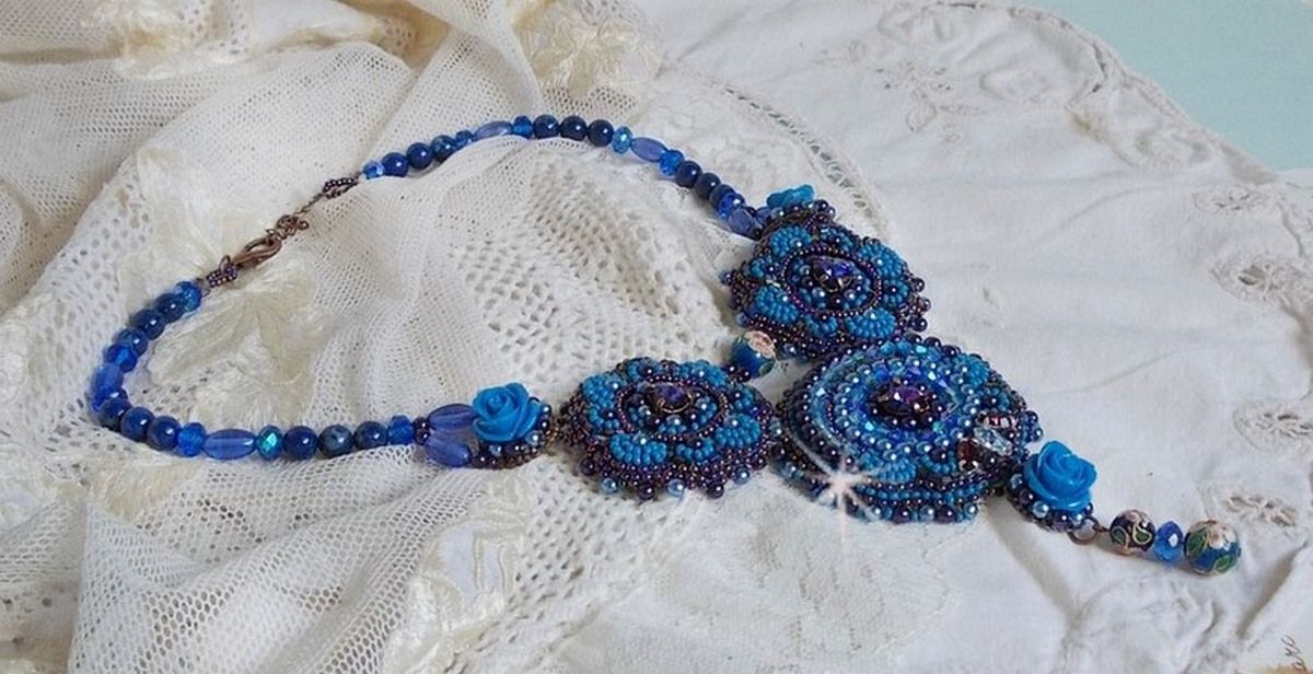 Colar Royal Blue Roses com cristais Swarovski e missangas de sementes