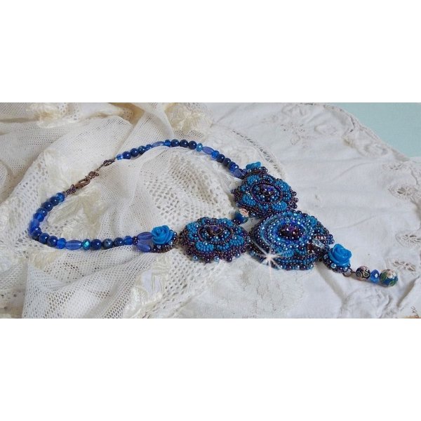 Colar Royal Blue Roses com cristais Swarovski e missangas de sementes