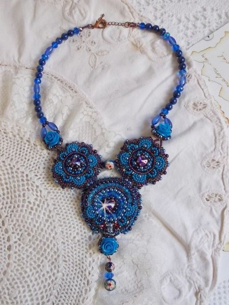 Colar Royal Blue Roses com cristais Swarovski e missangas de sementes