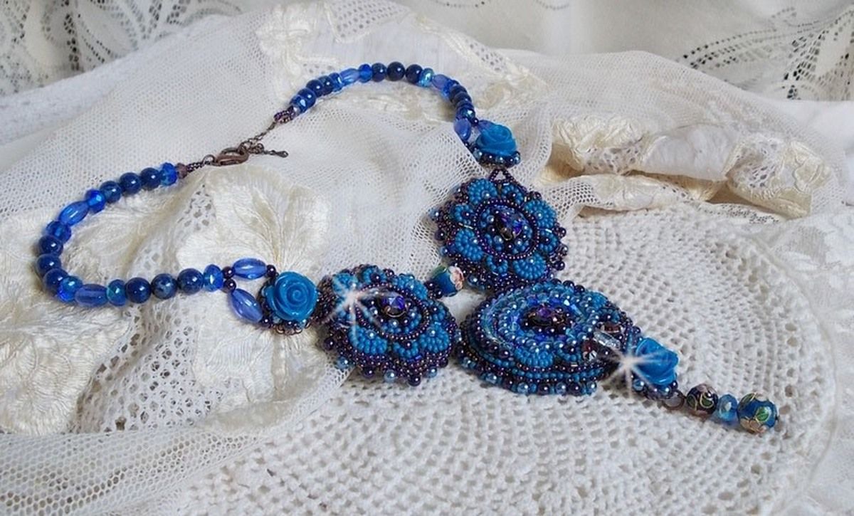 Colar Royal Blue Roses com cristais Swarovski e missangas de sementes