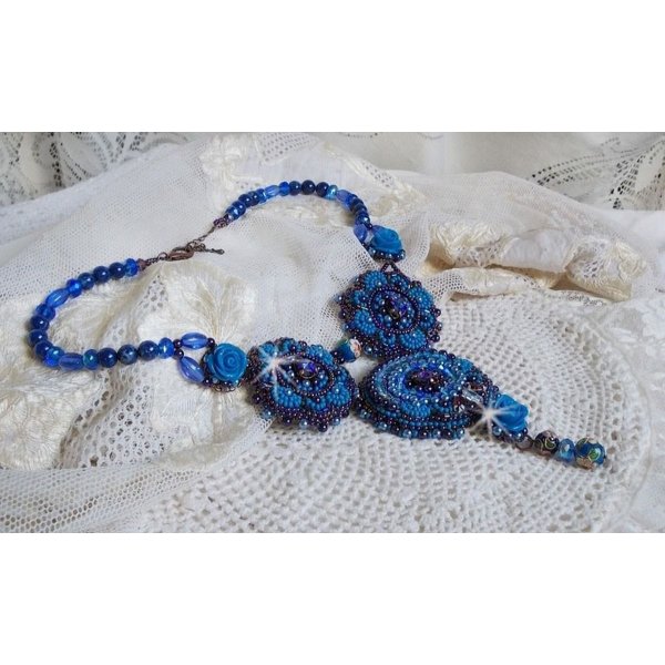 Colar Royal Blue Roses com cristais Swarovski e missangas de sementes