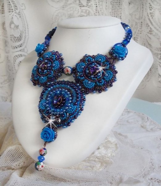 Colar Royal Blue Roses com cristais Swarovski e missangas de sementes