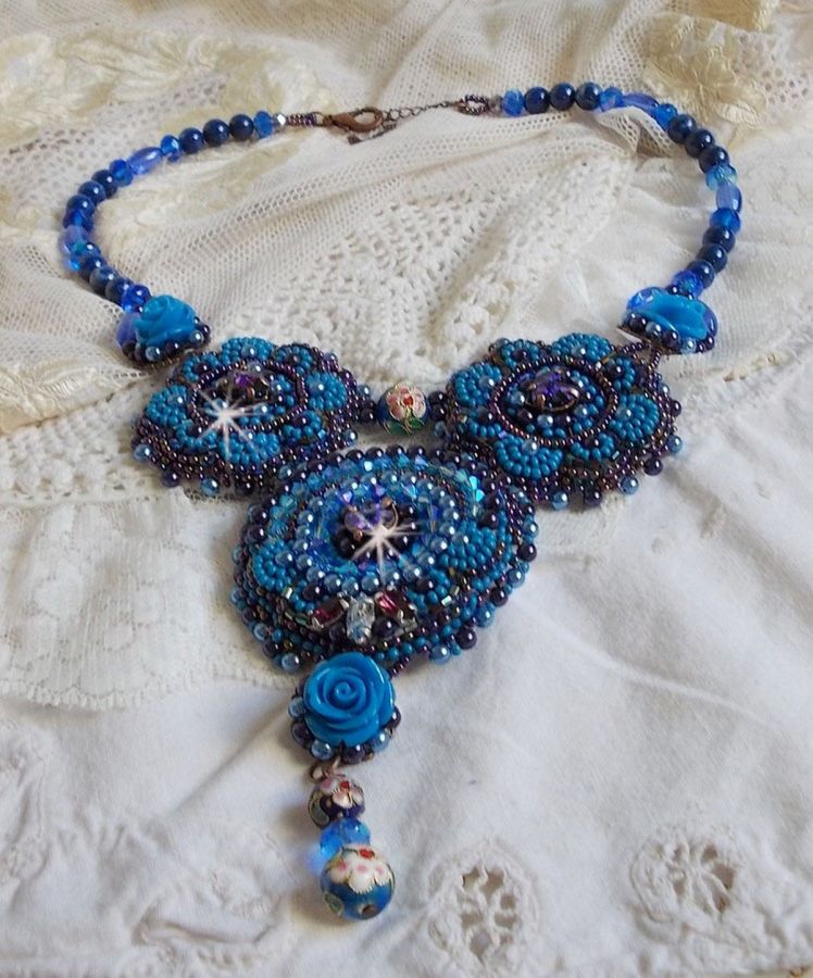 Colar Royal Blue Roses com cristais Swarovski e missangas de sementes
