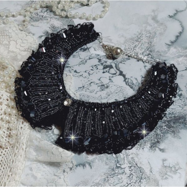 Colar com cristais Swarovski e renda preta estilo Haute-Couture