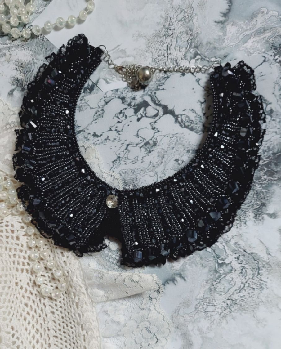 Colar com cristais Swarovski e renda preta estilo Haute-Couture