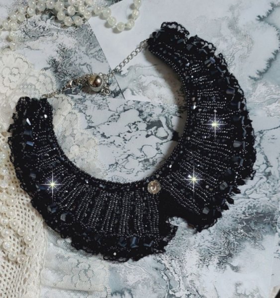 Colar com cristais Swarovski e renda preta estilo Haute-Couture