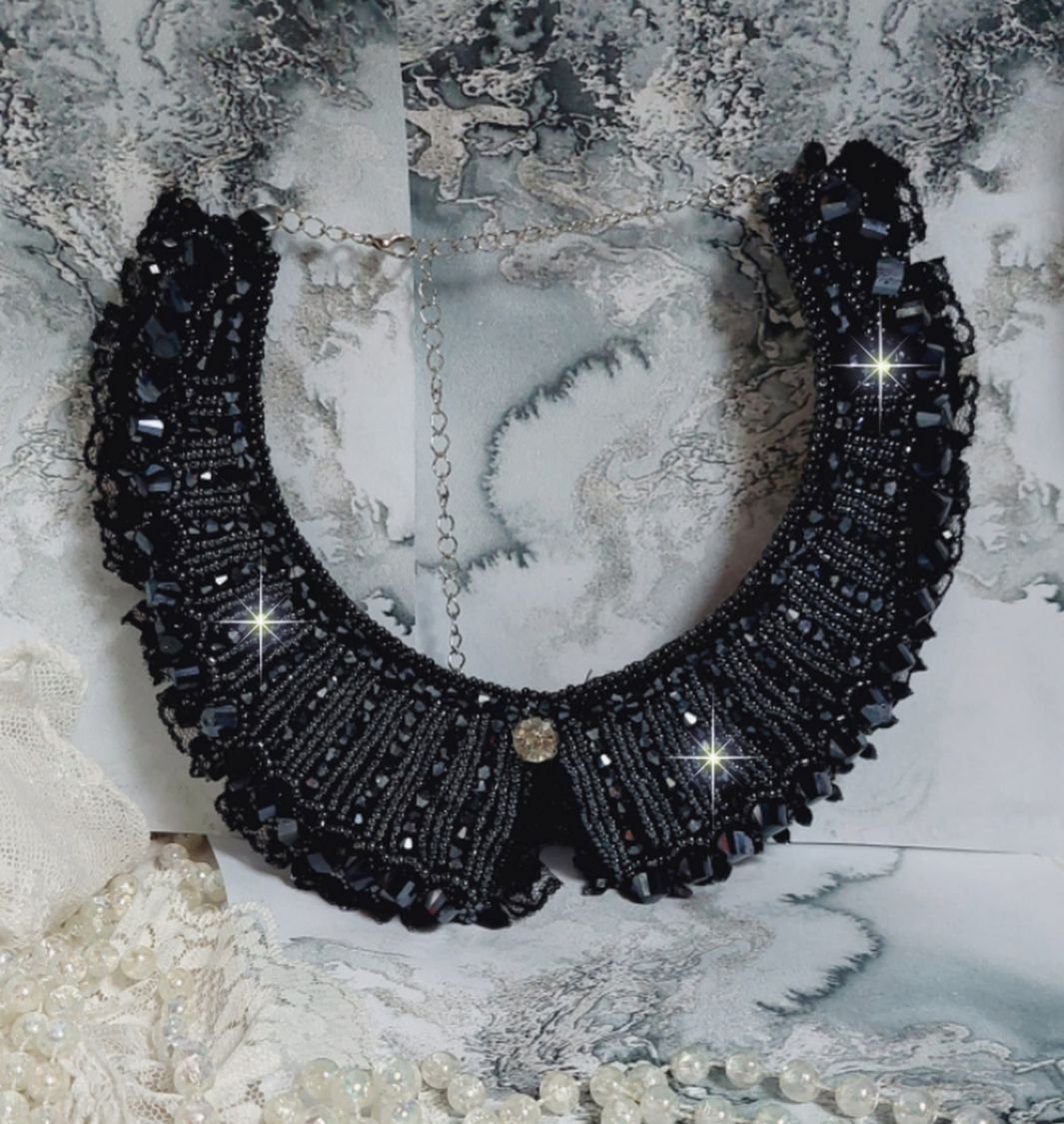 Colar com cristais Swarovski e renda preta estilo Haute-Couture