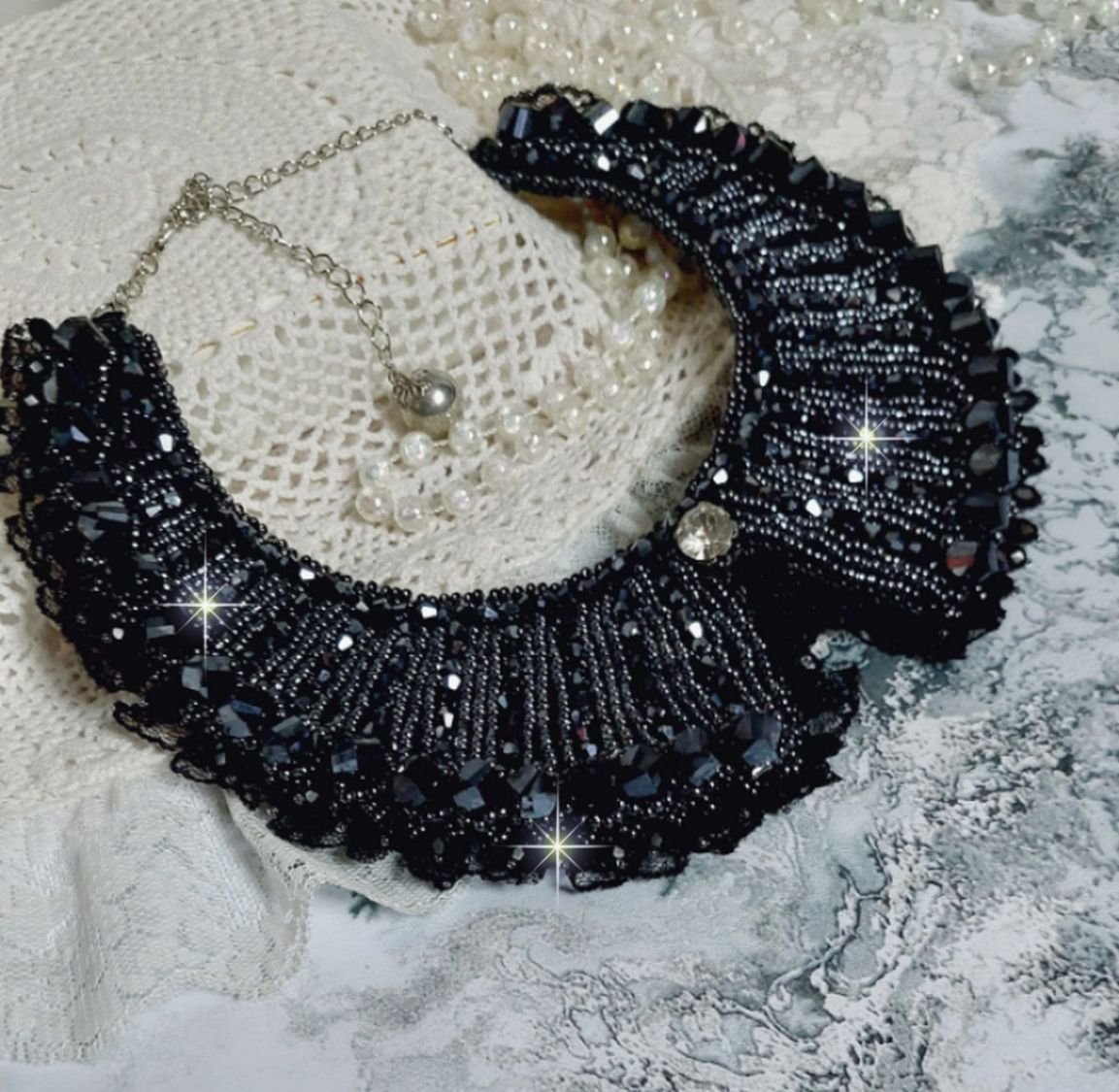 Colar com cristais Swarovski e renda preta estilo Haute-Couture