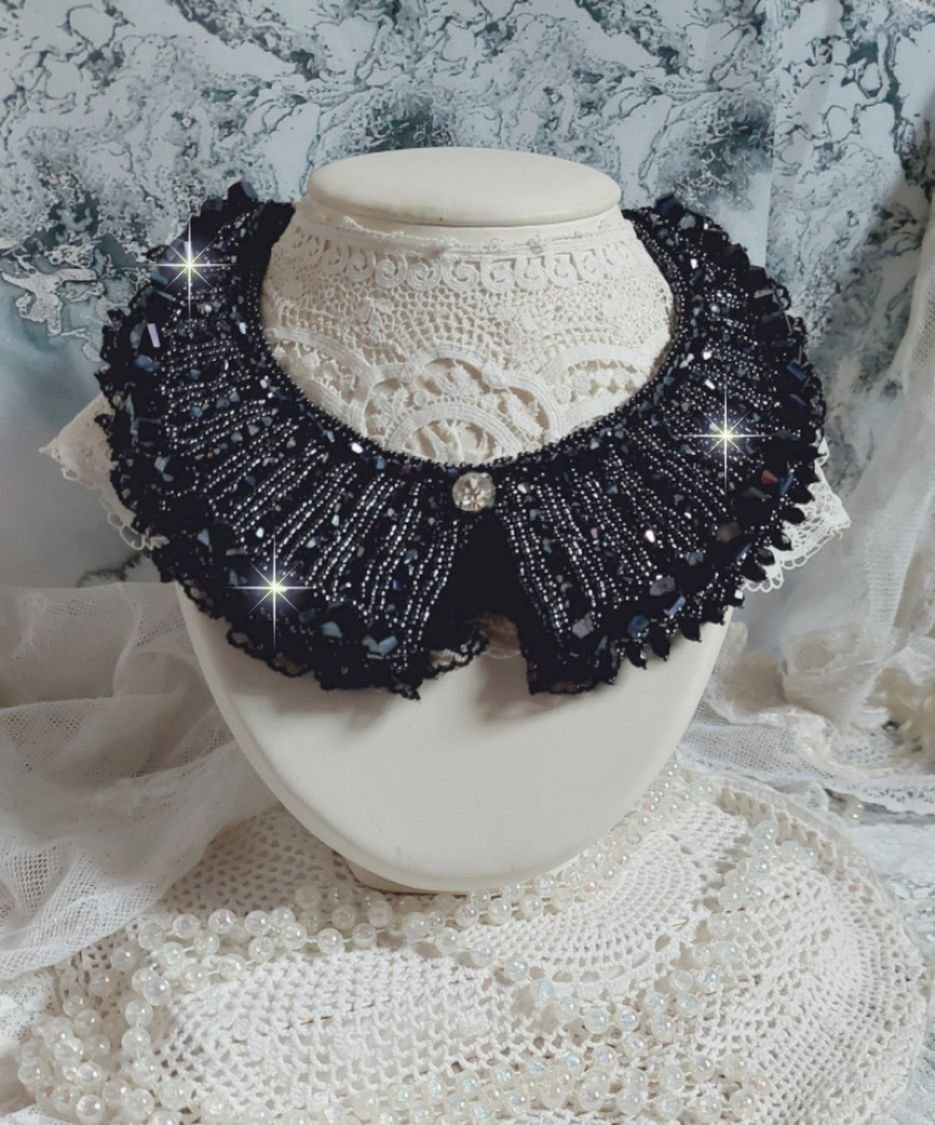 Colar com cristais Swarovski e renda preta estilo Haute-Couture