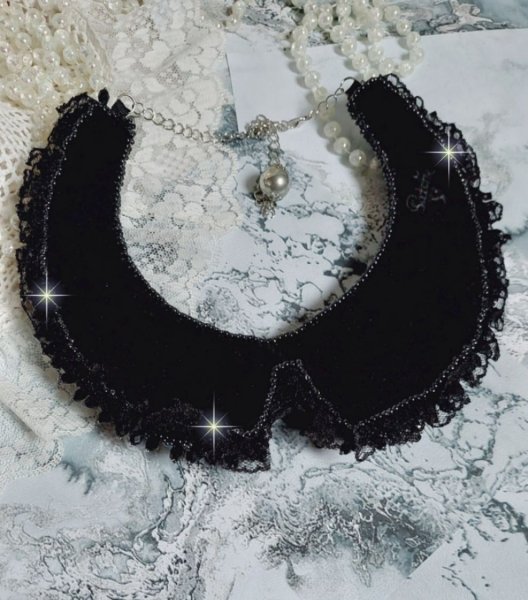 Colar com cristais Swarovski e renda preta estilo Haute-Couture