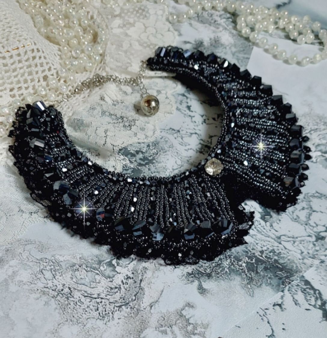 Colar com cristais Swarovski e renda preta estilo Haute-Couture