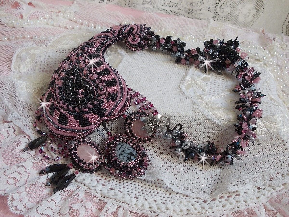 Colar plastrão Ville d'un Soir Noir et Rose, um reflexo de luz bordada com cristais de Quartzo e Swarovski