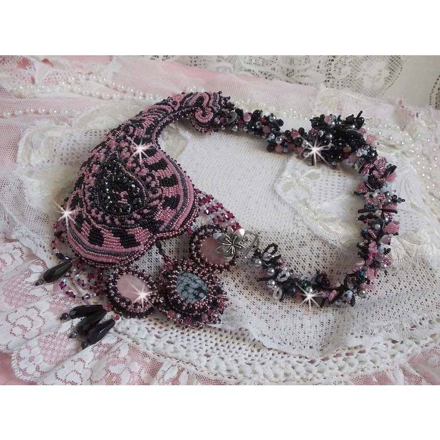 Colar plastrão Ville d'un Soir Noir et Rose, um reflexo de luz bordada com cristais de Quartzo e Swarovski