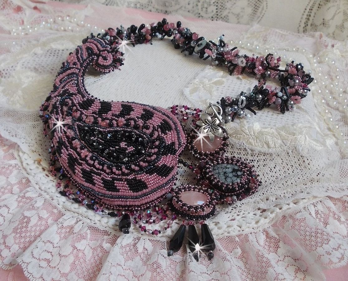 Colar plastrão Ville d'un Soir Noir et Rose, um reflexo de luz bordada com cristais de Quartzo e Swarovski